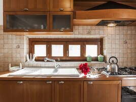 Appartamento, 4 camere da letto | Cucina privata | Frigorifero, microonde (su richiesta), forno, piano cottura