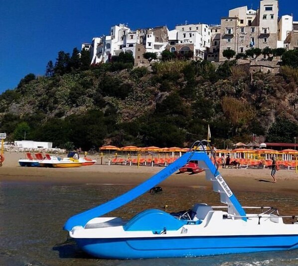 Privatstrand in der Nähe, weißer Sandstrand, Liegestühle, Sonnenschirme