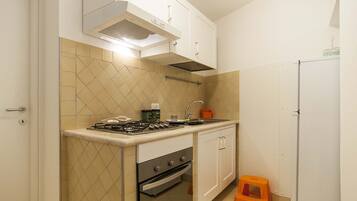 Studio | Private kitchenette | Fridge, microwave, oven, stovetop