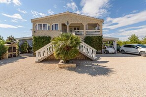 Bagian depan properti