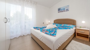 Escritorio, wifi gratis y ropa de cama 