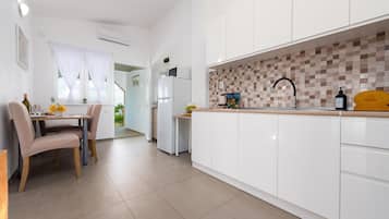 Appartement, 2 slaapkamers (A2) | Privékeuken | Een koelkast/vriezer, een magnetron, een kookplaat