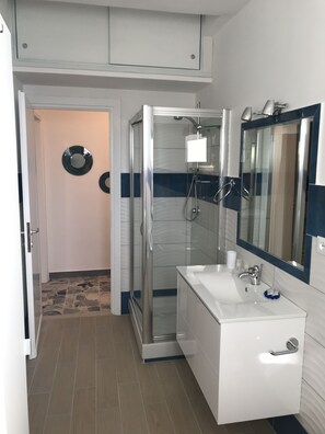 Apartment, 2 Bedrooms | Bathroom | Shower, free toiletries, hair dryer, towels - Casa Vacanza Eolo (Sperlonga)