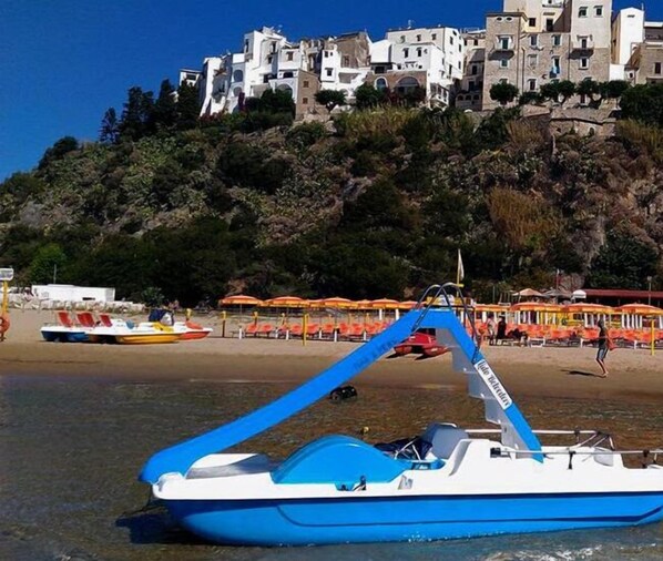 Gần bãi biển riêng, cát trắng, ghế dài tắm nắng, dù trên bãi biển