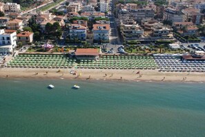 Plage privée à proximité, sable blanc, chaises longues, parasols