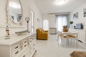 Căn hộ, 2 phòng ngủ | Khu phòng khách | TV LCD