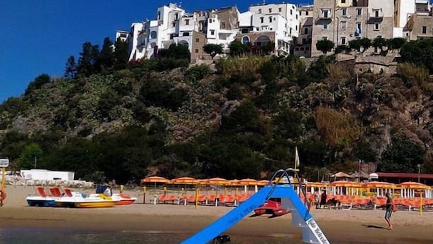 A boat on a beach with a mountainous backdrop. - Casa Vacanza Flora (Sperlonga)