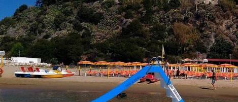Plage privée à proximité, sable blanc, chaises longues, parasols