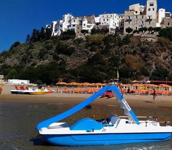 在附近的私人海滩、白沙、沙滩椅、海滩遮阳伞