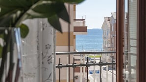 A view from a balcony overlooking a coastal street with buildings and a clear sky. - Casa Vacanza Flora (Sperlonga)