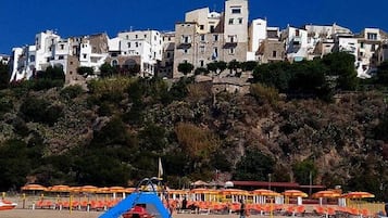 หาดส่วนตัวที่อยู่ใกล้ๆ, ทรายสีขาว, เก้าอี้อาบแดด, ร่มชายหาด