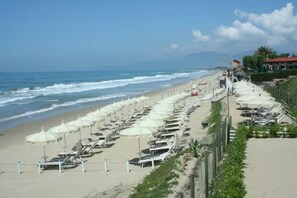 Gần bãi biển riêng, cát trắng, ghế dài tắm nắng, dù trên bãi biển 
