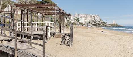 Playa privada en los alrededores, arena blanca