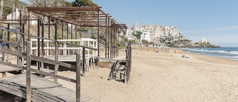 Playa privada en los alrededores, playa de arena blanca y camastros 