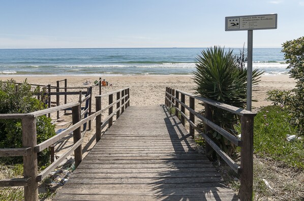 Privatstrand in der Nähe, weißer Sandstrand, Liegestühle, Sonnenschirme
