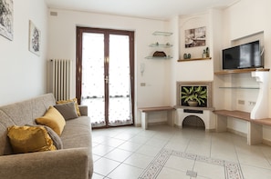 Apartment, 4 Schlafzimmer | Wohnzimmer | LCD-Fernseher