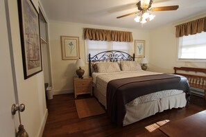 2 bedrooms, iron/ironing board, WiFi, bed sheets -  2 Bedroom Ranch house , Southend, pet friendly home with fenced in yard!! (Charlotte)