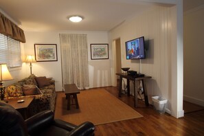 TV -  2 Bedroom Ranch house , Southend, pet friendly home with fenced in yard!! (Charlotte)