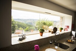 Cottage, 1 slaapkamer | Privékitchenette | Een koelkast met diepvriezer, een microgolfoven, een oven, een kookplaat