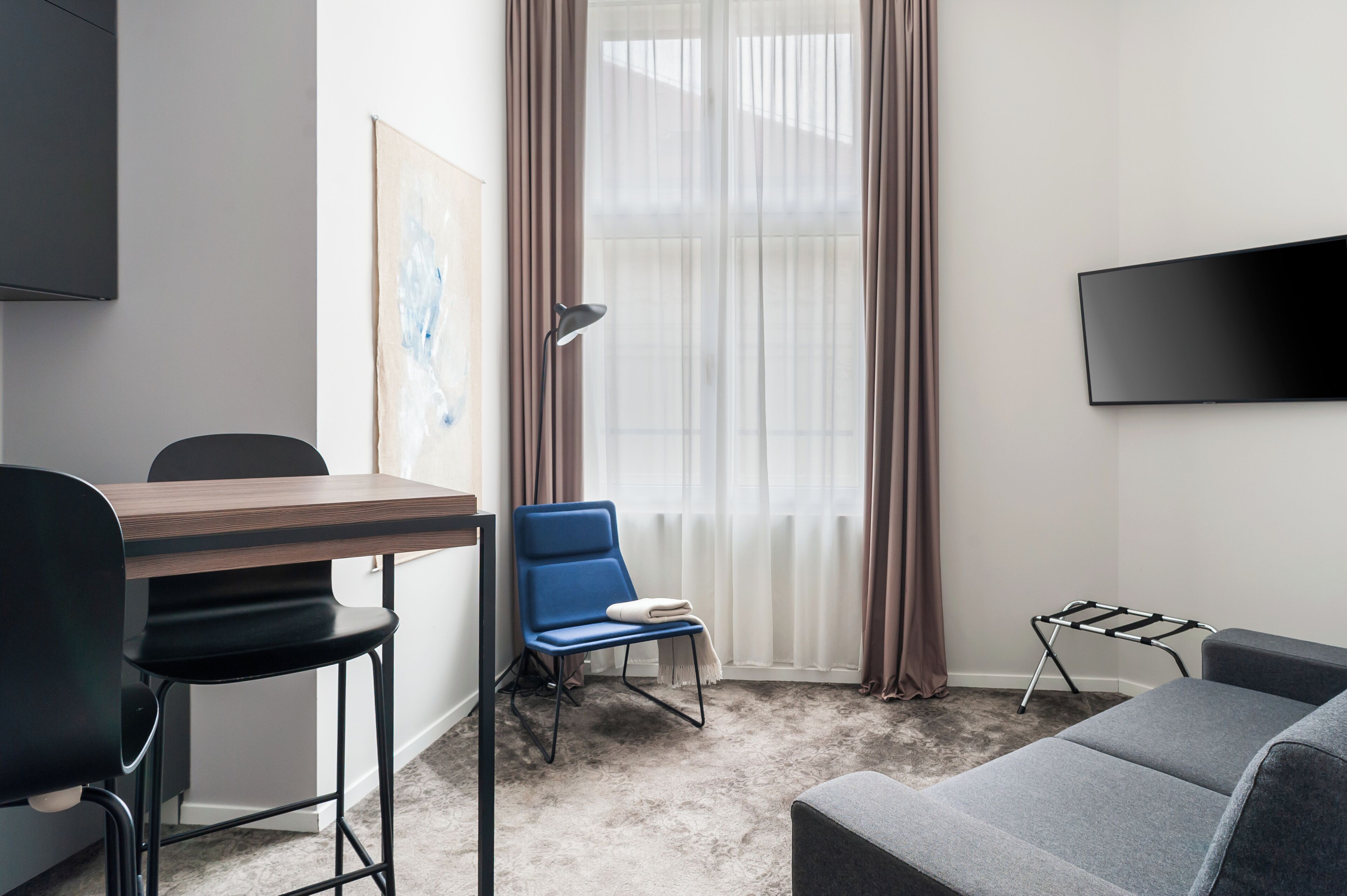 suite | living area | flat-screen tv