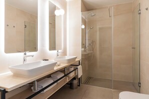 Suite | Badkamer | Een douche, gratis toiletartikelen, een haardroger, pantoffels