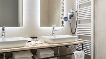 Suite superior | Baño | Ducha, artículos de higiene personal gratuitos y secador de pelo