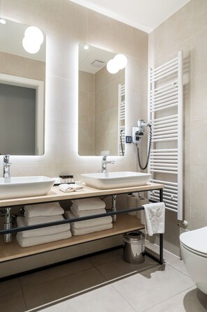 Superior suite | Badkamer | Een douche, gratis toiletartikelen, een haardroger, pantoffels