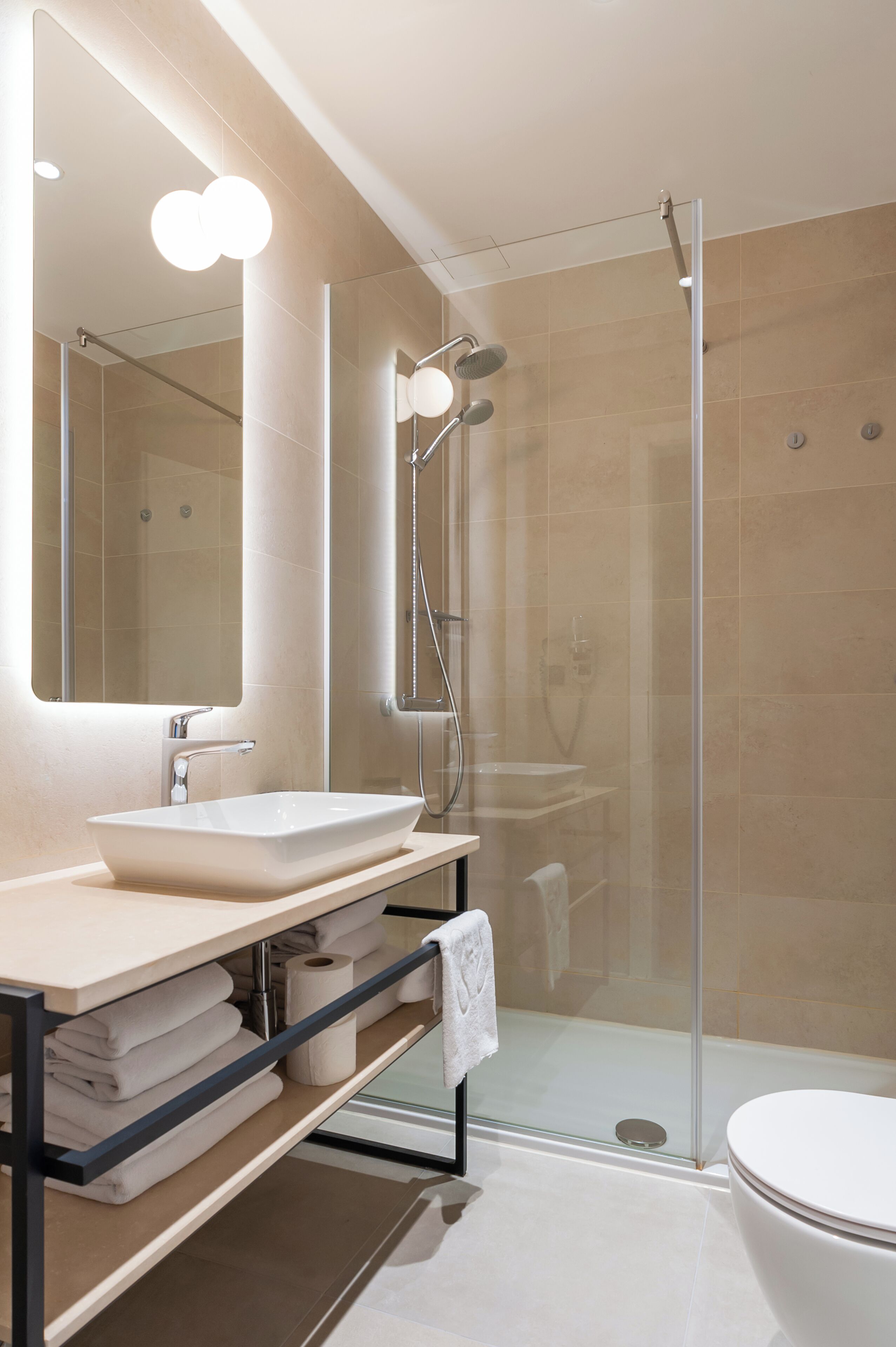 suite | bathroom | shower, free toiletries, hair dryer, slippers
