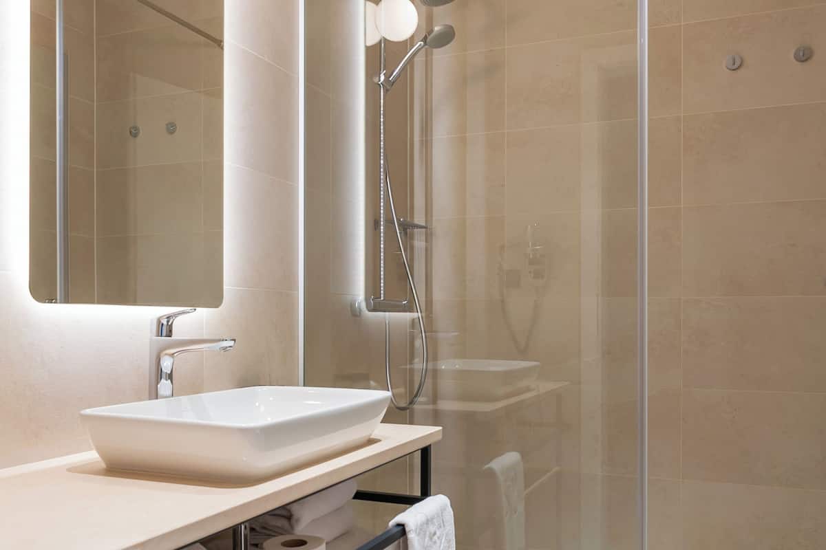 suite | bathroom | shower, free toiletries, hair dryer, slippers