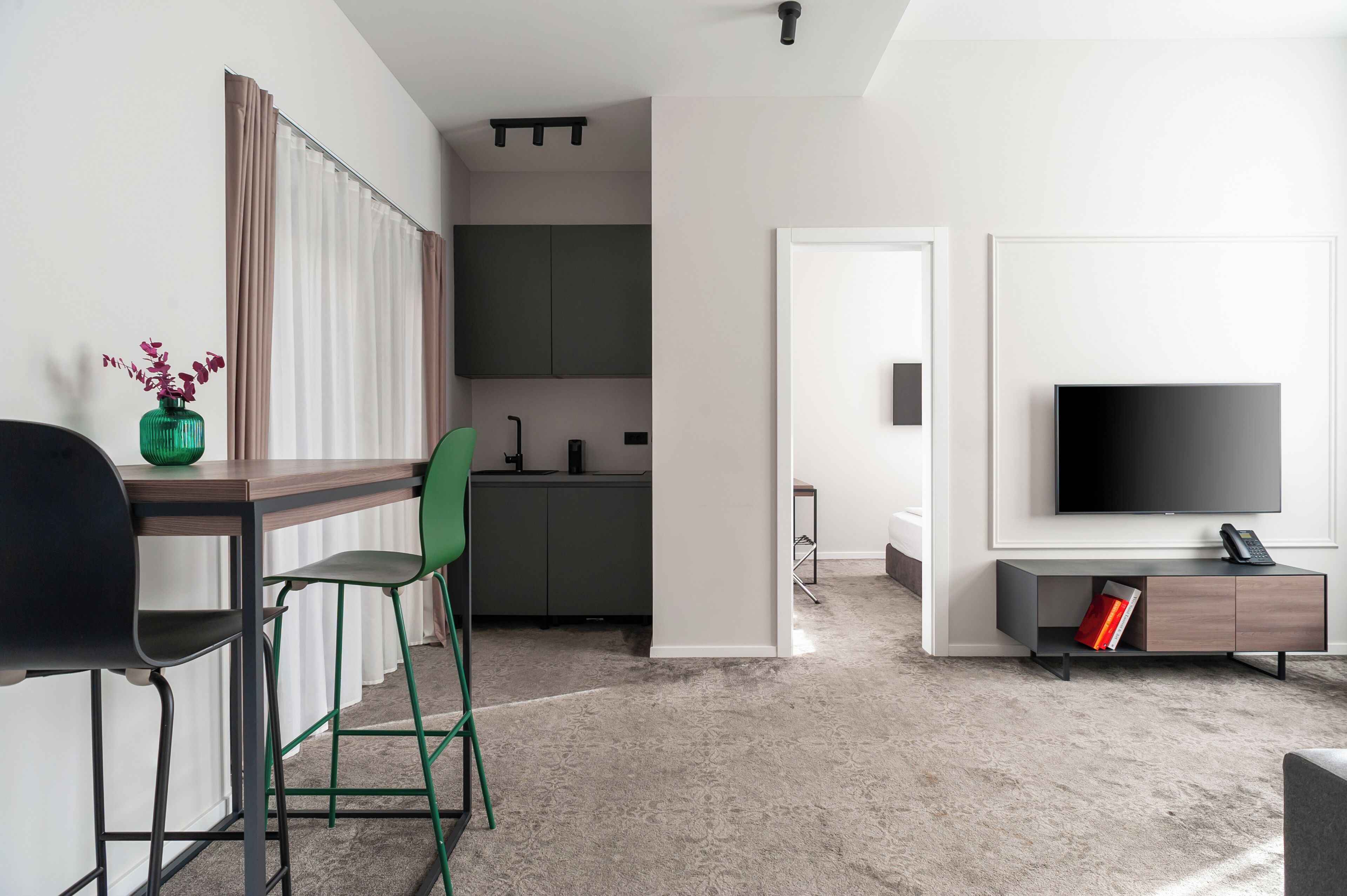 suite | living area | flat-screen tv