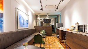 Lobby-lounge