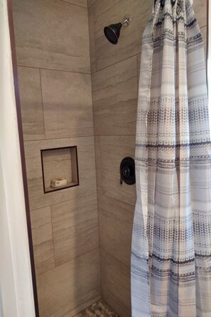 Ensemble douche/baignoire, sèche-cheveux, serviettes fournies, savon