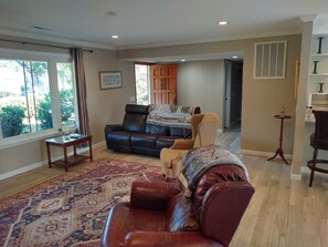 Smart-TV, DVD-spiller, bordtennis og bøker