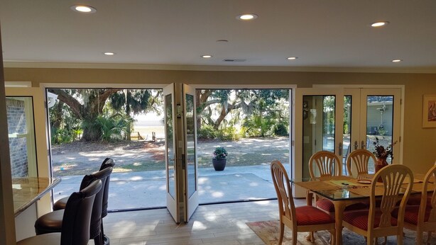 Un patio abierto con zona de comedor, que incluye una mesa y sillas, y vistas al exterior.