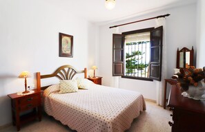 3 slaapkamers, een strijkplank/strijkijzer, gratis wifi, beddengoed