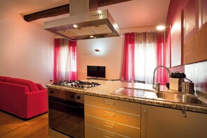 Coffee/tea maker, fridge, microwave, oven