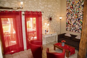 Fernseher, Videospiele, DVD-Player, Tischfußball