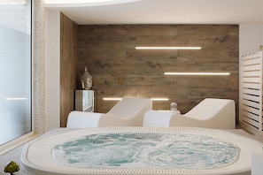 Couples treatment rooms, sauna, hot tub, steam room, Turkish bath