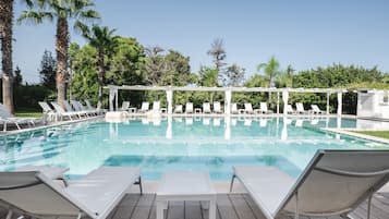 Una piscina al aire libre, cabañas de piscina gratuitas, tumbonas