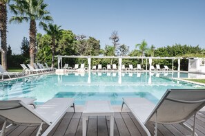 Udendørs pool, åben fra kl. 09.00 til kl. 19.30, gratis hytter