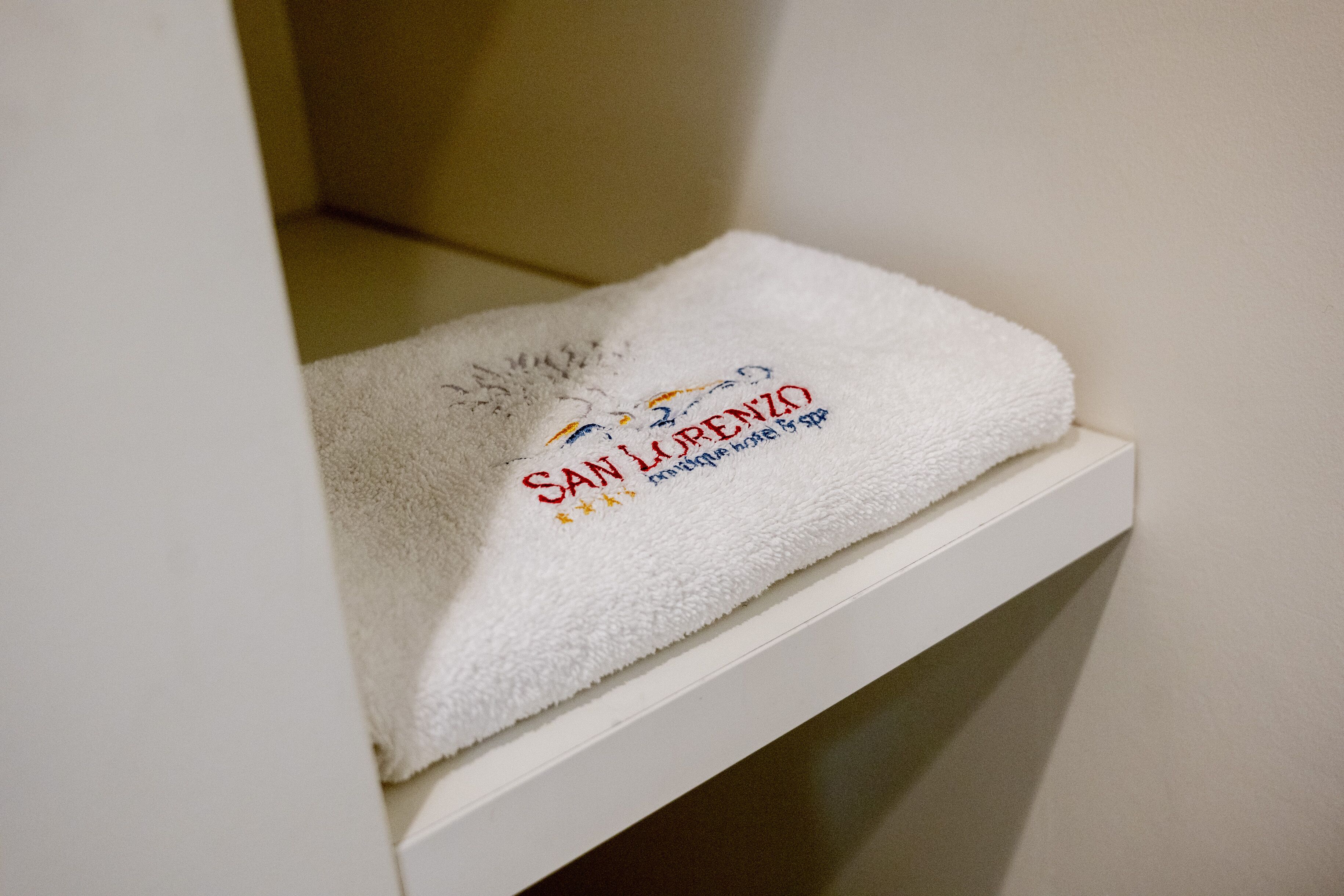 depandance deluxe | bathroom | free toiletries, hair dryer, slippers, towels