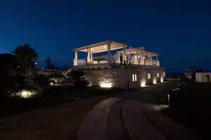 Fachada de la propiedad por la tarde o noche