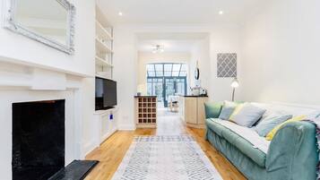 Luxury Apartment | Living room | Flat-screen TV