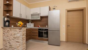 Apartment, 1 Schlafzimmer (A1) | Eigene Küche | Kühlschrank, Mikrowelle, Herdplatte, Wasserkocher mit Kaffee-/Teezubehör