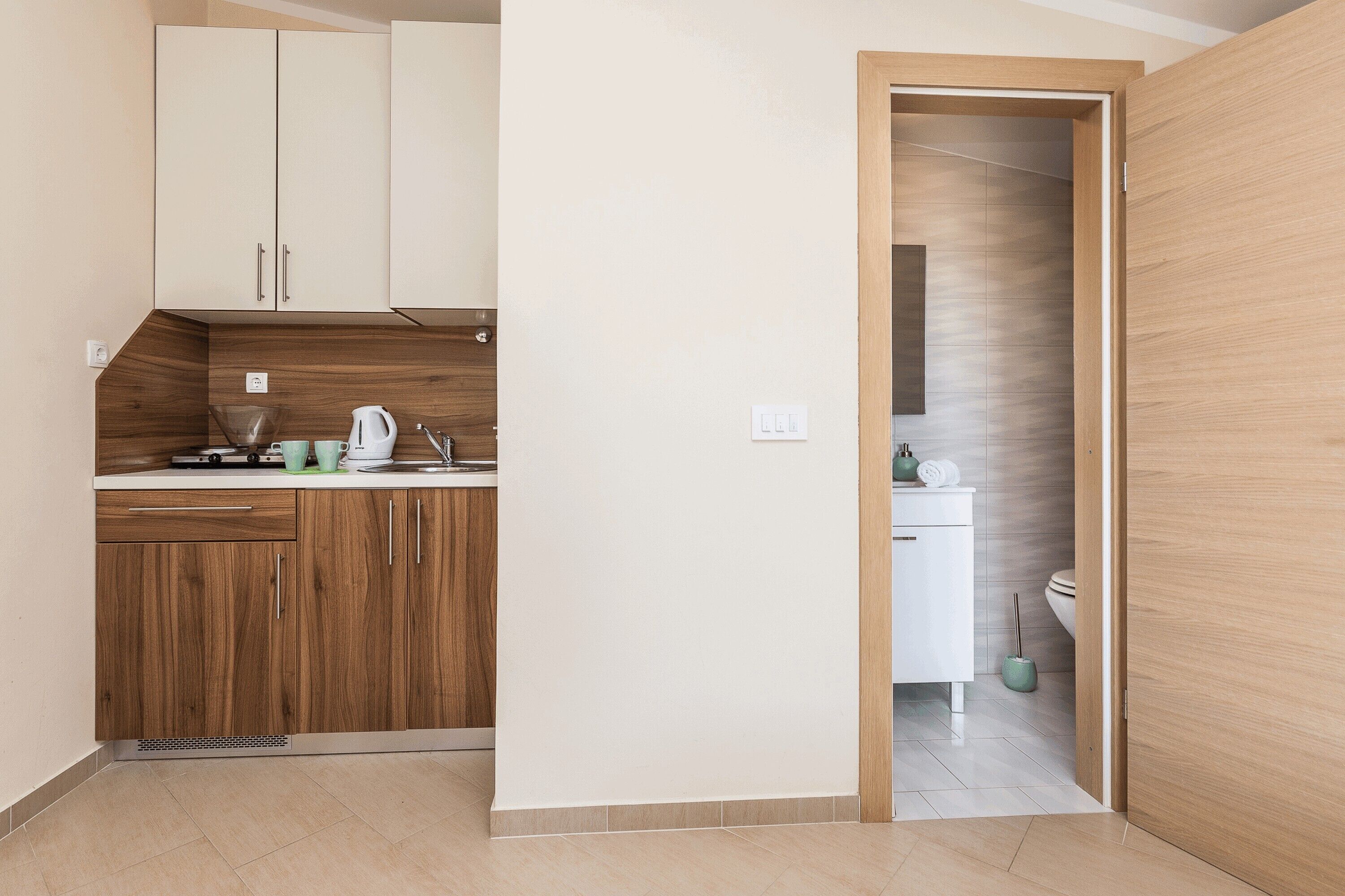 Studio (A3) | Eget kjøkken | Kjøleskap, mikrobølgeovn, kokeplater og kaffetrakter/tekoker