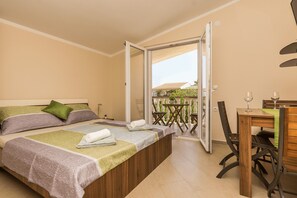 1 habitación, escritorio, wifi gratis y ropa de cama