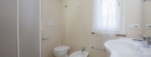 Apartment, 2 Schlafzimmer | Badezimmer | Dusche, Regendusche, Bidet