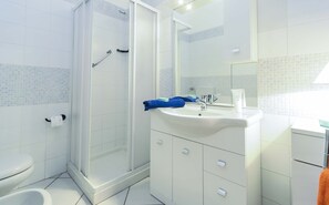 Appartement, 1 slaapkamer | Badkamer | Een douche, een regendouche, een bidet