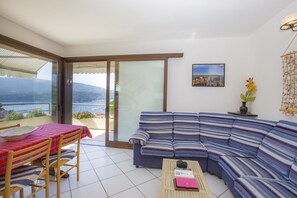 Apartamento, 2 habitaciones | Zona de estar | Una televisión de pantalla plana