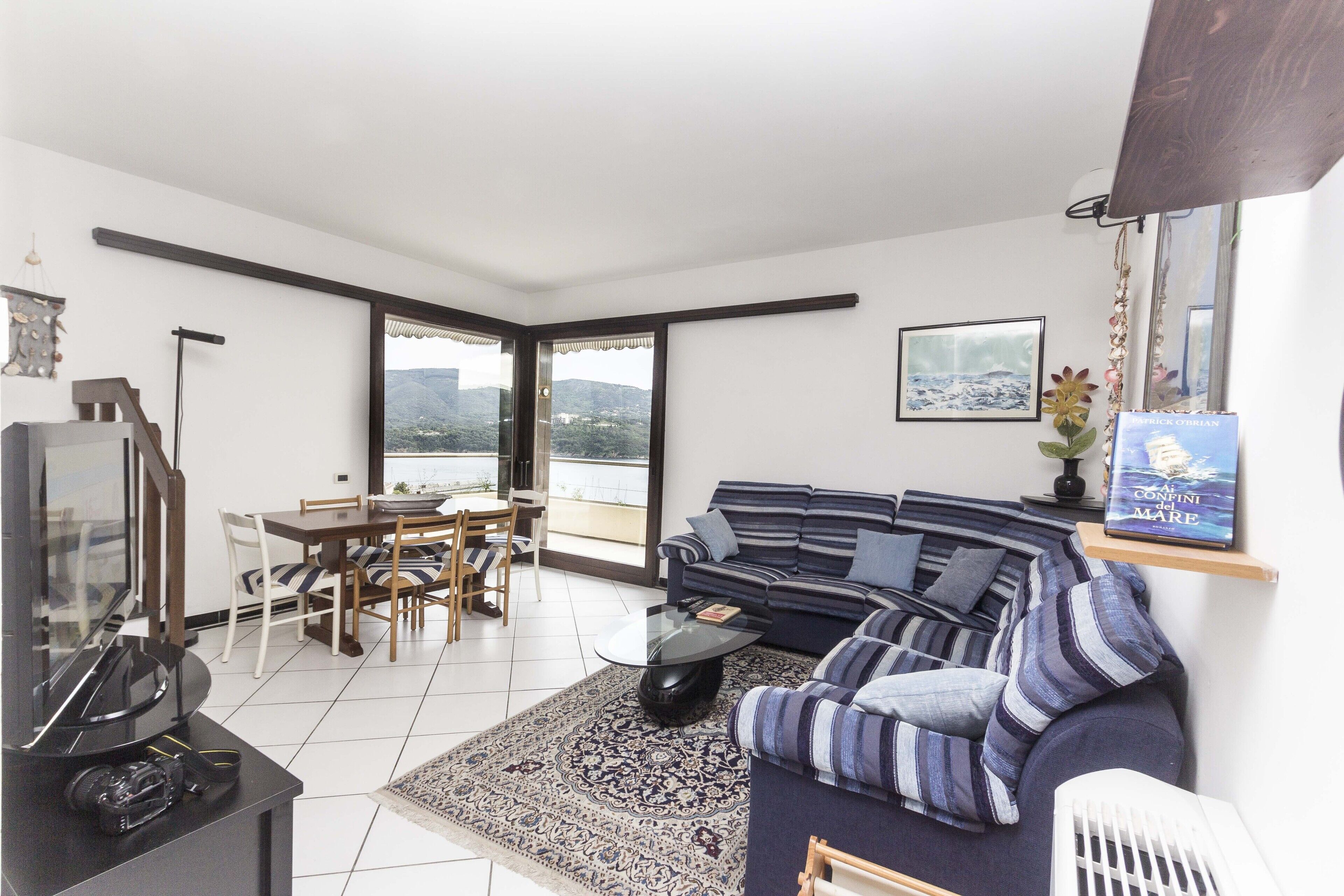 Apartamento, 2 habitaciones | Zona de estar | Una televisión de pantalla plana